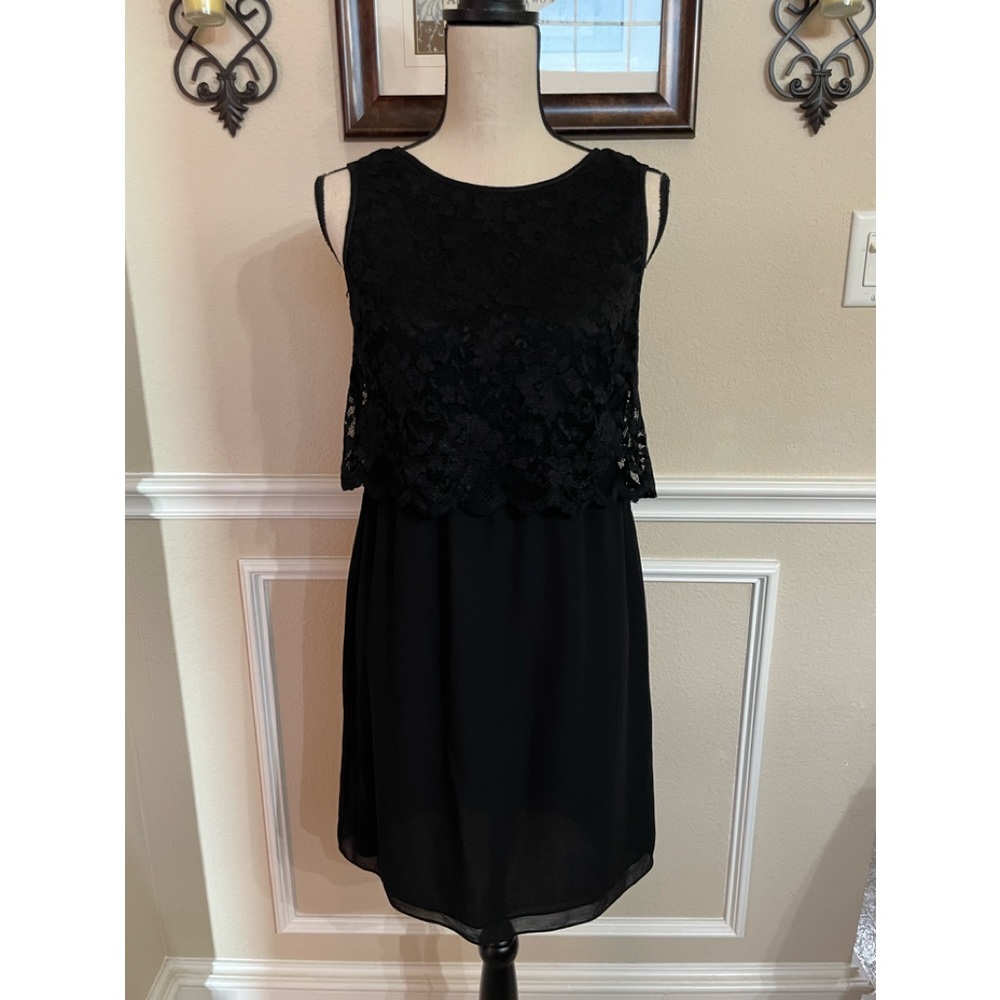 Max Studio Black Sleeveless Dress. Beautiful Lace Bodice Fully lined Size Small.